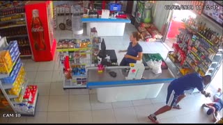 Off Duty Cop Stops Armed Robber With The Quickness!