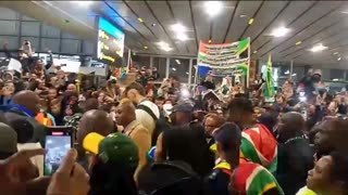 Fans at OR Tambo applaud as they welcome back the South Africa Rugby team