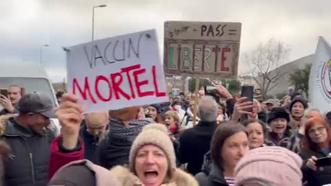 Pfizer Building Surrounded in Paris: 'Assassins!'