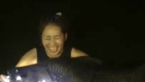 AMAZING BIG FISH CATCH BY A WOMAN IN A RIVER