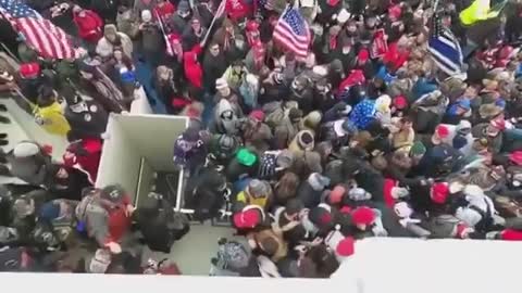 Trump supporters trying to stop Antifa breaking in to capital