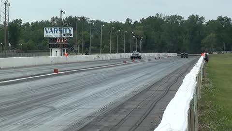 Corvette vs Bantam at Milan Dragway