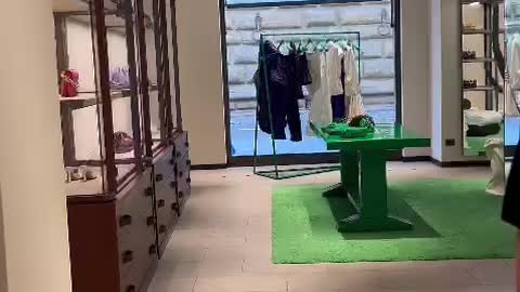 “NELLA BOUTIQUE ‘Bottega Veneta’, A FIRENZE, SI SONO RIFIUTATI DI SERVIRE UN CLIENTE PERCHE' RUSSO!!"😱😱👎