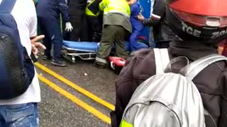 Video: Quedó trapado entre las latas de un bus por un accidente, en Santander