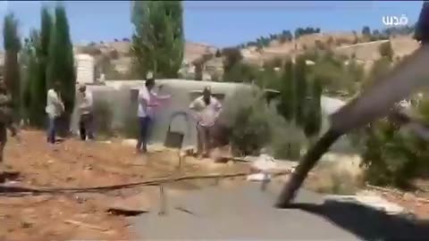 Le forze di sicurezza israeliane versano cemento ......