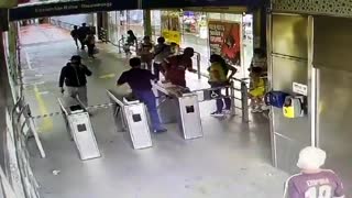 Video: Agredió a funcionaria de Metrolínea por pedirle que pagara el tiquete