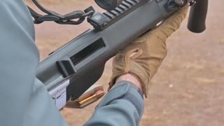 Steyr AUG/A3 M1 - Reloading & Shooting