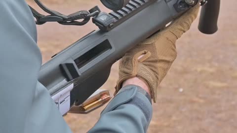 Steyr AUG/A3 M1 - Reloading & Shooting