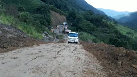 Habilitan vía en San Gil, Santander tras un derrumbe