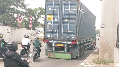 Container Truck Trailer Truck TrontonTruck Exit the flyover