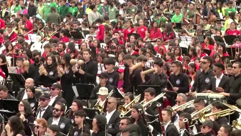16,000 performers hold world’s biggest concert in Bogota