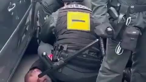 deutsche Militär-Polizei gegen Bauern