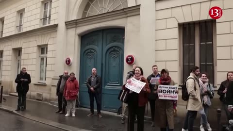 Protesters outside alleged Russian minister's wife's home in Paris demand sanctions