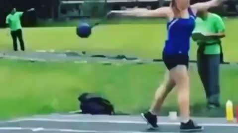 This Discus throw girl accidentally throw on Man's Ding Dong😁