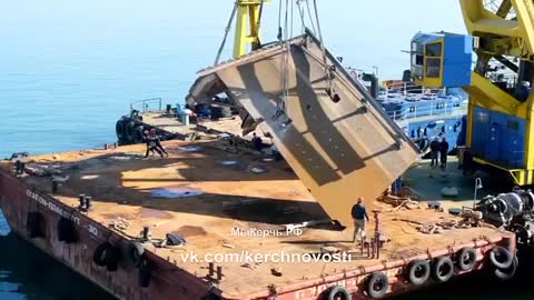 The process of dismantling the spans of the Crimean Bridge roadway.