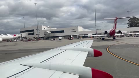 Perth YPPH Qantaslink Fokker 100 pushback bay 10