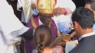Baptismo em Rito Tradicional feito por Cardeal Sarah