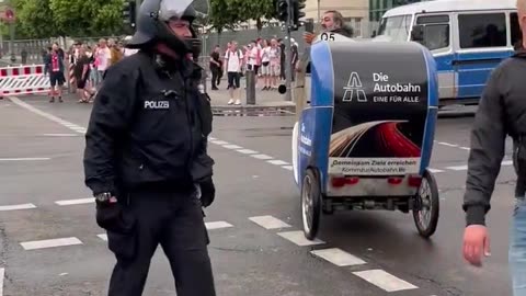 What the police in Berlin did today 🇩🇪 with Polish fans is a crime story. First, it