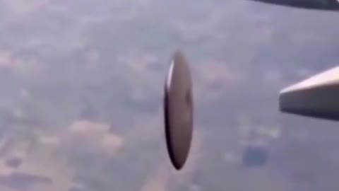 FLYING DISC SCREEDS NEXT TO THE AIRCRAFT WATCH THE VIDEO AND SHARE