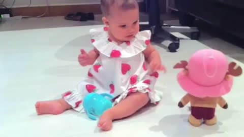 Little Braveheart: Baby Girl Defies Fear and Confronts Mechanical Toy Challenge!