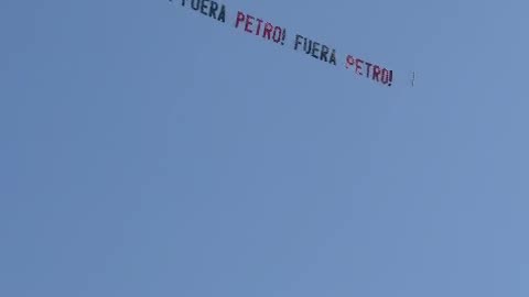 Avioneta con pancarta de 'fuera Petro'