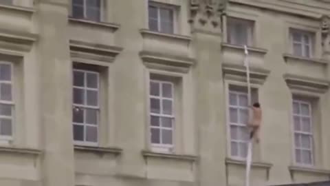 Caught on camera: Naked Boy Trying to Escape Buckingham Palace