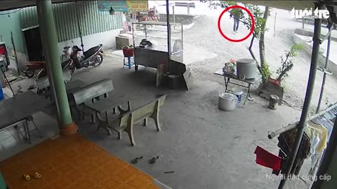 Người dân rượt đuổi 7km, bắt 2 nghi phạm trộm xe máy ở Bình Chánh