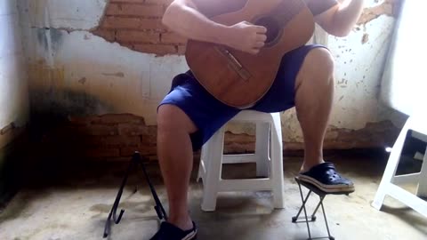 Pedestal IBOX para violão, compacto, e dobrável.