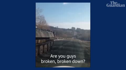 Ukrainian citizen confronts Russian soldiers after tank runs out of fuel
