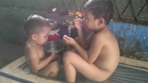 baby bathing video, my son take a bath with his cousin in the kitchen sink