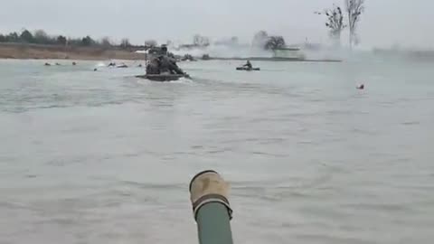 🇺🇦 Training of the Armed Forces of Ukraine to overcome a water obstacle under a