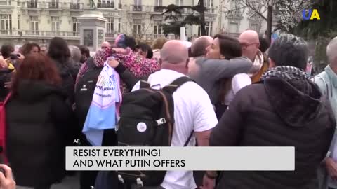 'Flowers are better than bullets' – citizens of Russia fight the Putin's regime by all means