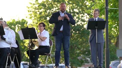 Randy Niemeyer Sings the National Anthem