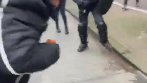 Politiet slår demonstrant i hovedet med knippel i Amsterdam