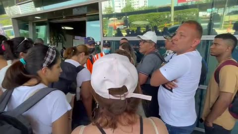 Viajeros revolucionados a las afueras del aeropuerto Rafael Nuñez
