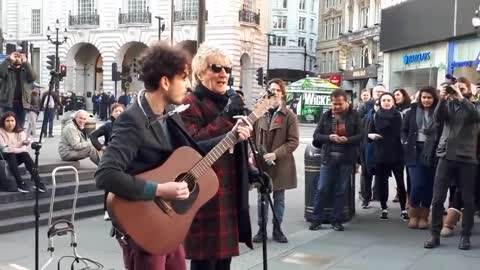 Rod Stewart - Impromptu street performance "Handbags And Gladrags" At London's Piccadilly Circus