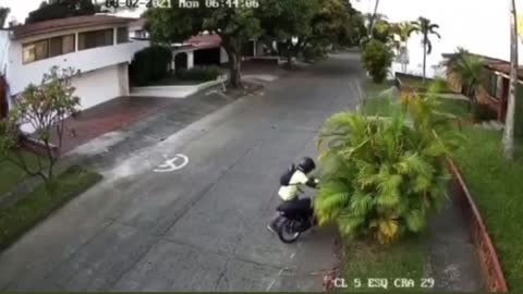 Video: Les 'echó' el carro encima a los ladrones para evitar que lo robaran