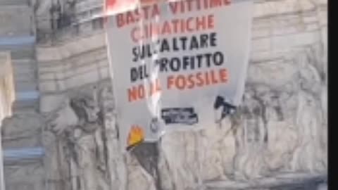 ROMA - Ricompaiono gli "IDIOTI ECO-VANDALI"profanando l'Altare della Patria con uno striscione