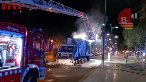 Cortan un camión de la basura para apagar un incendio en la carga