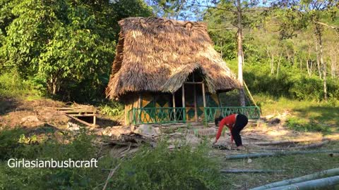 build a bamboo house, living freely in the Asian jungle, of an Asian gỉl bushcraft