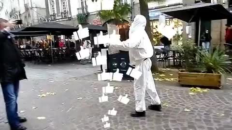 Les Masques Blancs Nantes Action Pancartes le 3 dec 2022