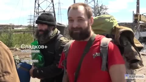 In Mariopul, ask surrendered a Ukranian soldier questions