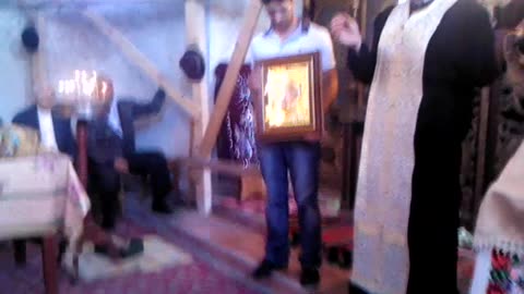 Pr. Dragos Badescu prezintă icoana donată bisericii de fam. ing. Mircea Iordache