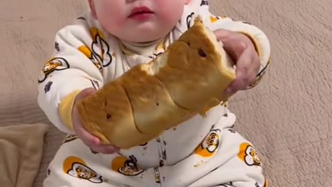 OMG. so cute, when a hungry baby eats😍