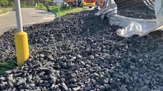 Camión con carbón se volcó en Floridablanca