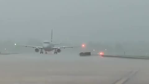 Footage shows American Eagle Embraer-175 being struck by lightning Little Rock Airport in Arkansas