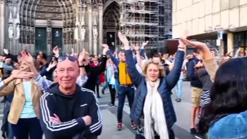 The German People Thunderously Clap Against Olaf Scholz and the Authoritarian Regime in Cologne