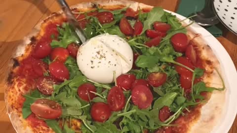 27.9SGD （131人民币）cut burrata pizza @salvobistro Singapore food #新加坡美食