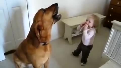 Le mignon garçon chante avec son chien