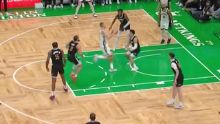 NBA - Porzingis rolls to the bucket and slams it for 17 1H PTS 💥 Celtics-Grizzlies